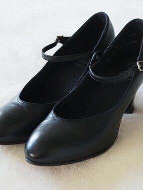 Capezio (Manhatten) Character Shoe -- black 8M